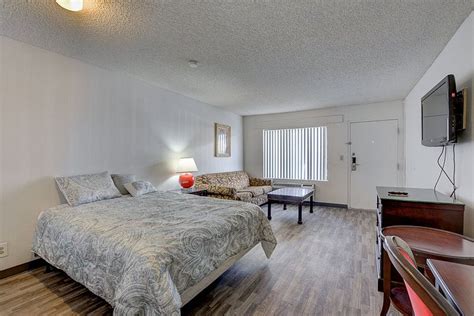 Rooms available at Siegel Slots and Suites .